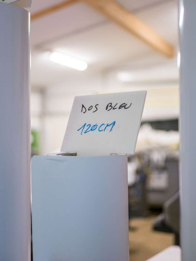 Papier dos bleu : le bon support pour vos affiches extérieures